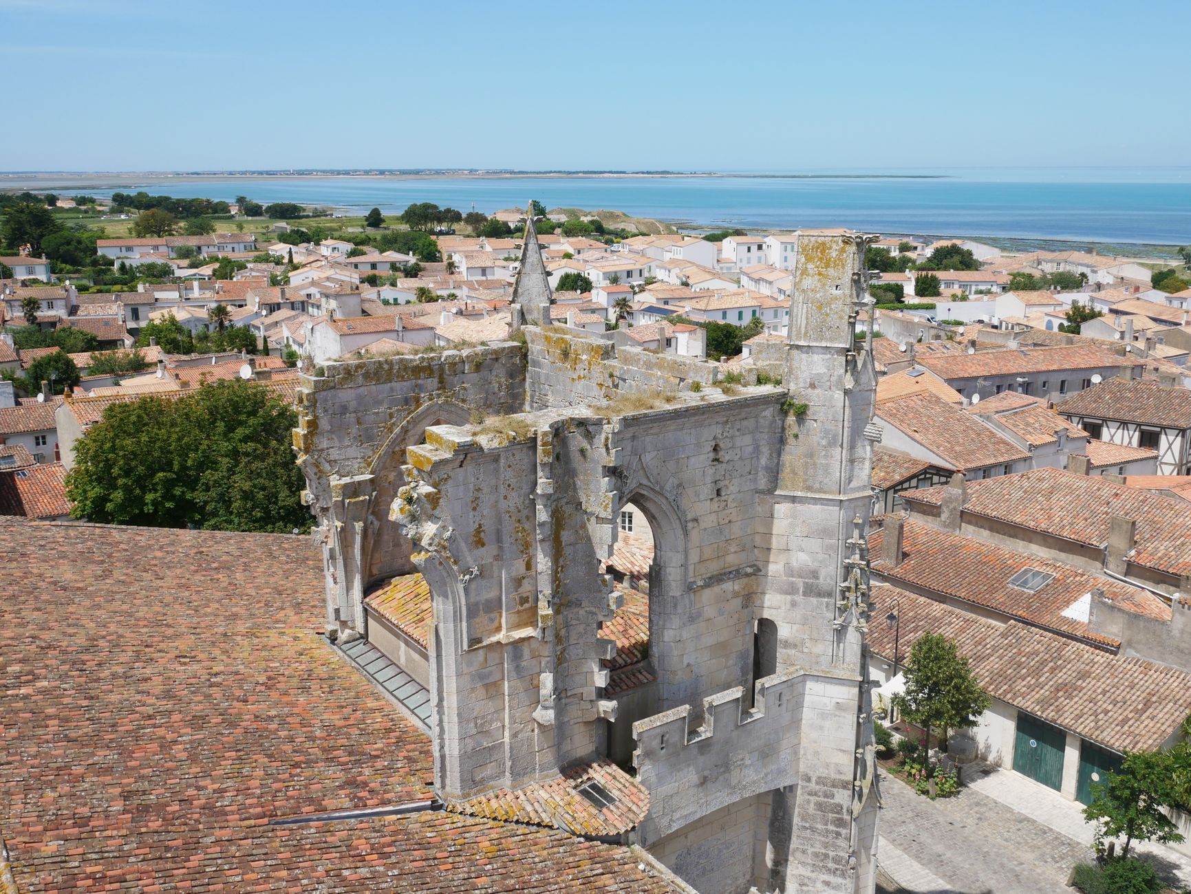 Bâchage de toiture équipe à Hyères